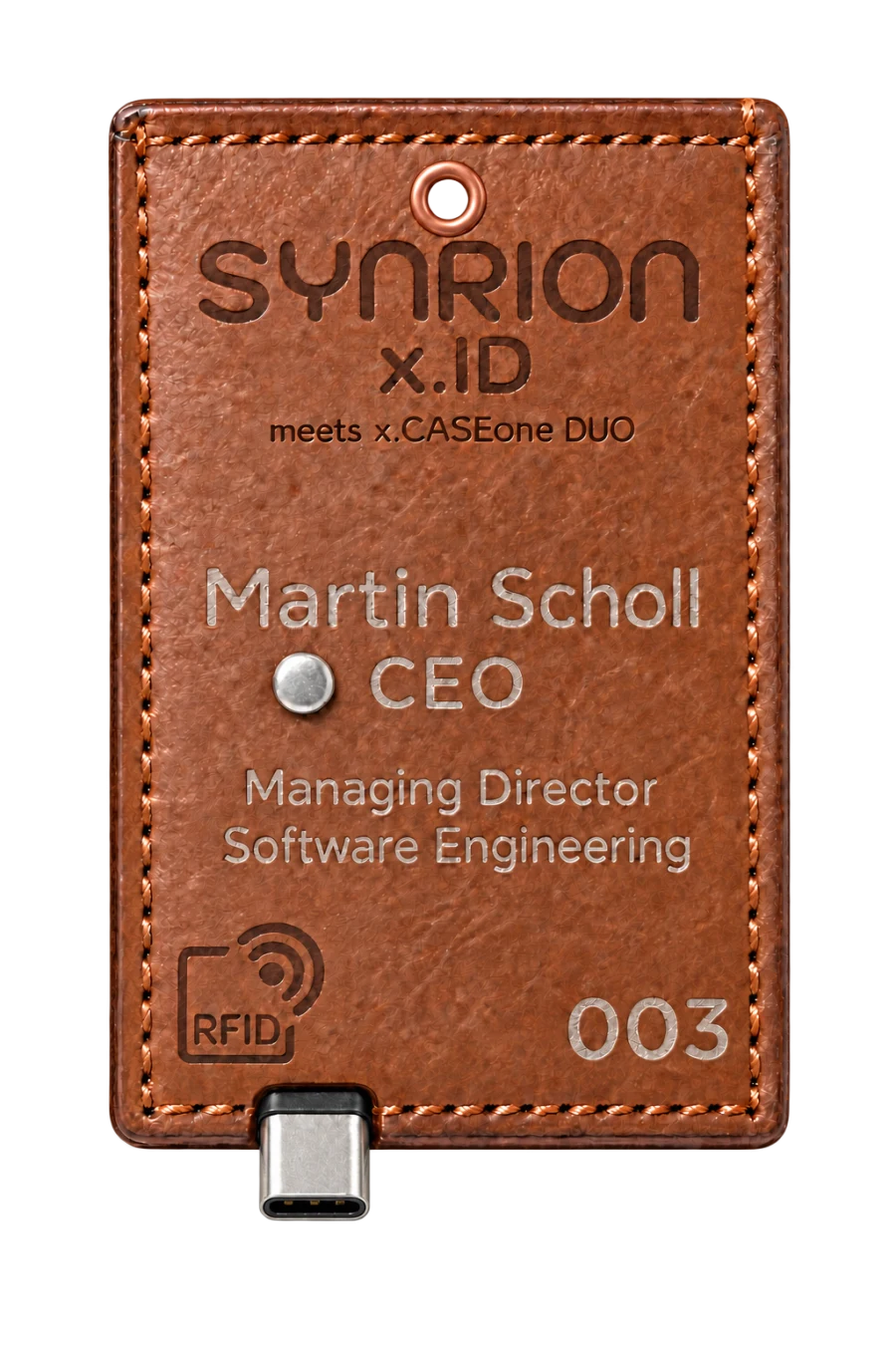 Stitched leather case with personalised lettering, copper-coloured eyelet and USB-C connector at the bottom.